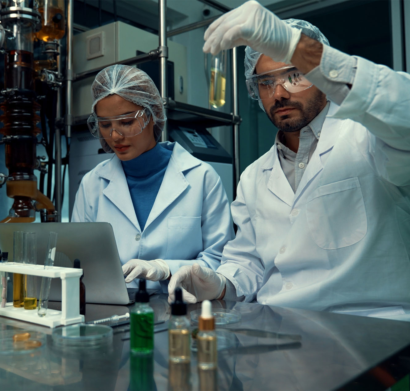 Ученые 2. Ученые 2. Ученые в лаборатории. Уран в лаборатории. Двое ученых.