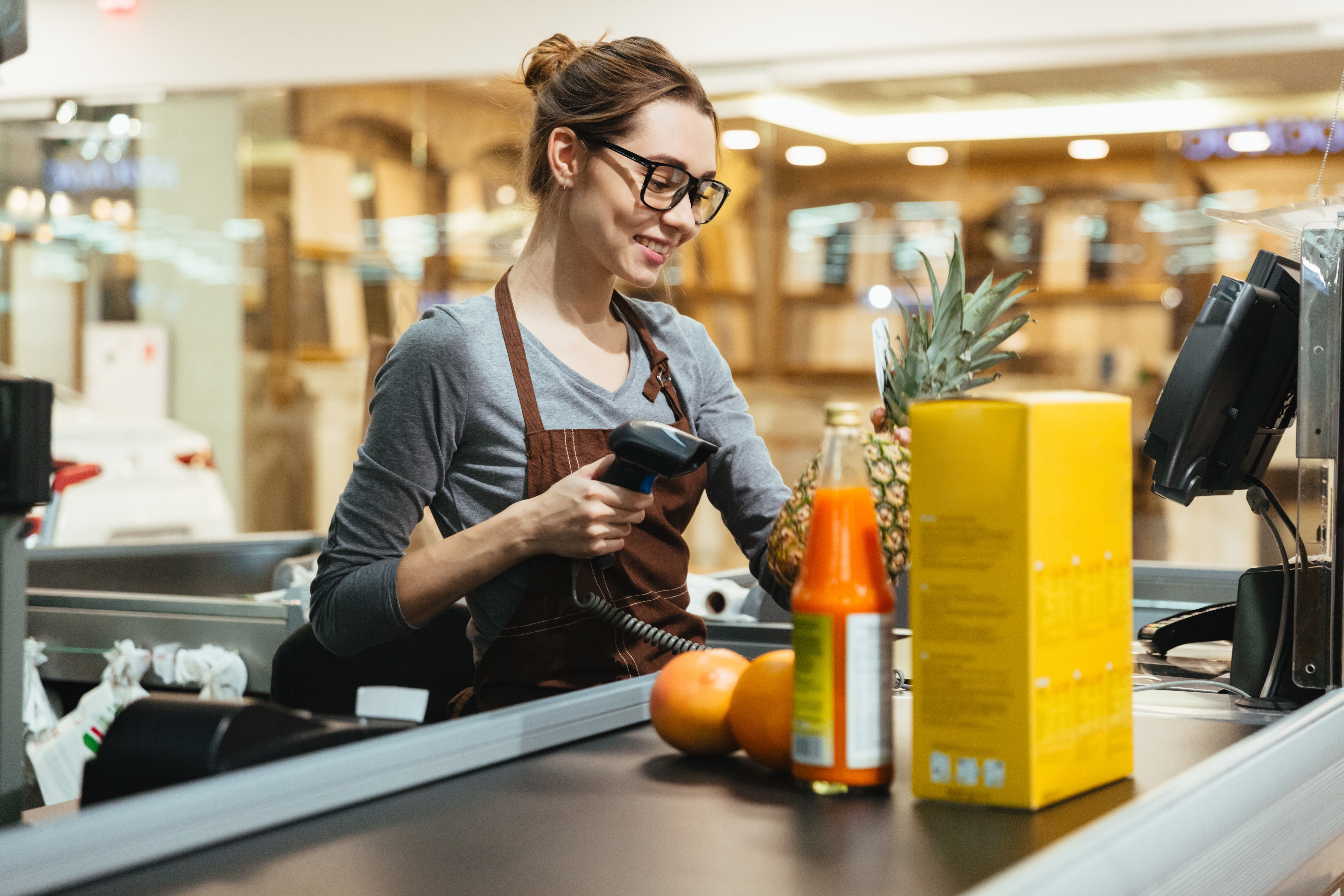 Shop assistant good. Продавец кассир. Девушка за кассой. Кассир в магазине. Работники магазина.