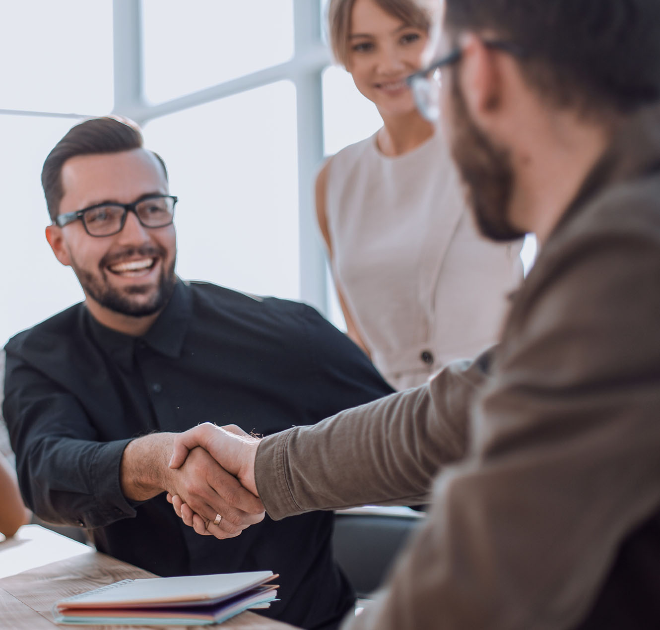 Menschen begrüßen sich